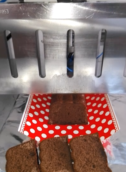 Cake Cutting with Ultrasonic Blade